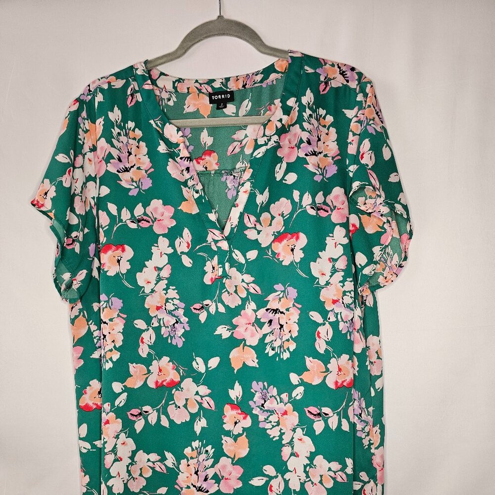 🌸 Torrid Green Floral Blouse – Size 2 🌸